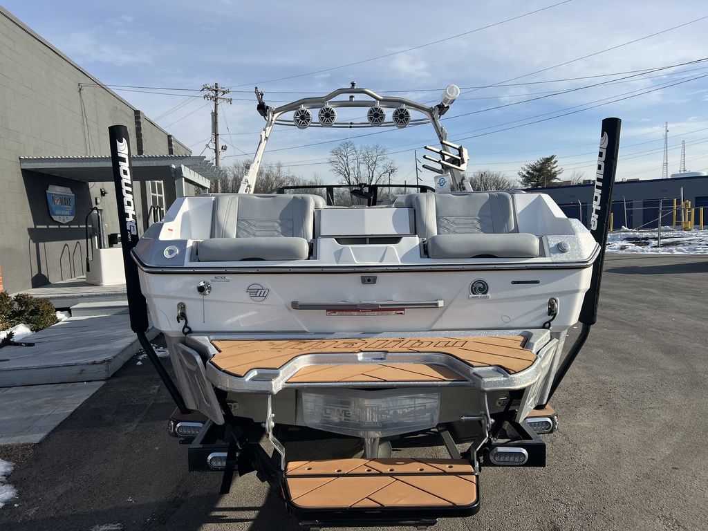 2022 Malibu Boats 25 LSV