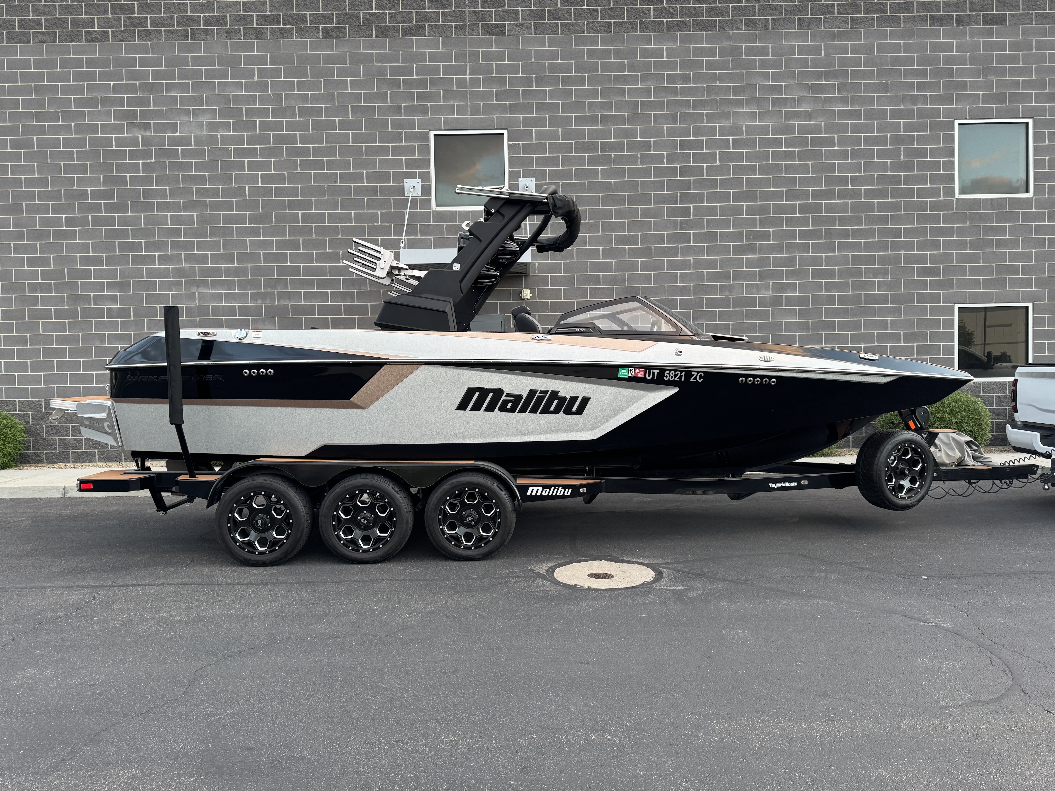 2021 Malibu 24 MXZ - Low hours/Loaded