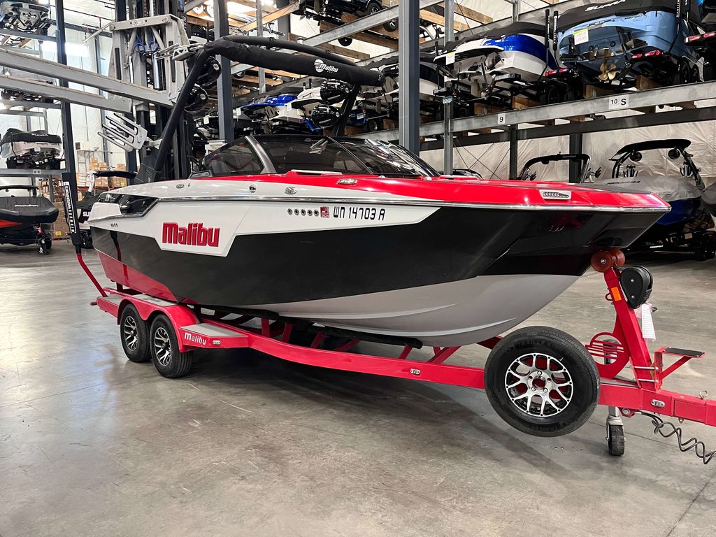 2021 Malibu Boats M220