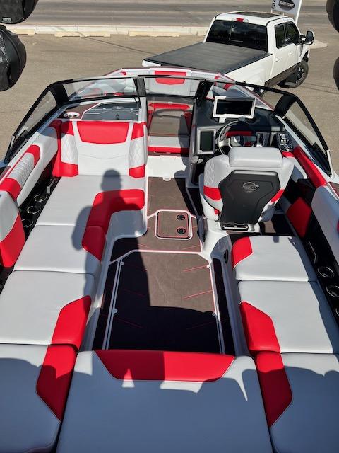 2022 Malibu M220 M6DI with trailer