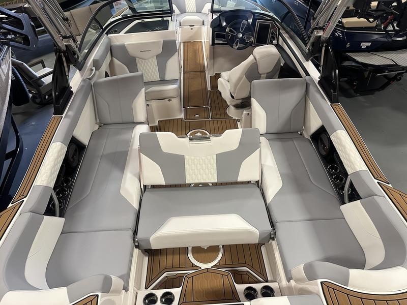 New 2024 MasterCraft XT25