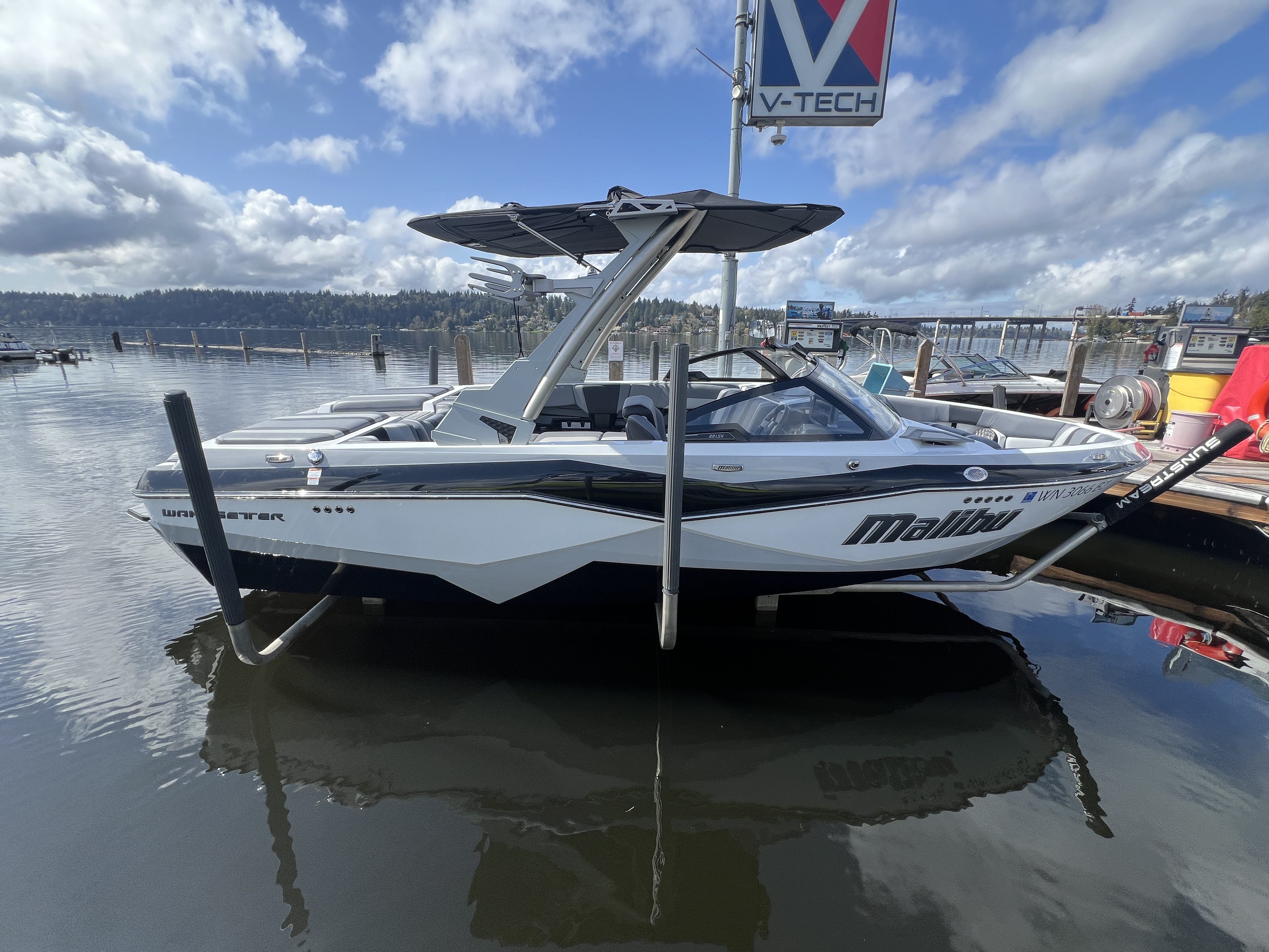 2023 Malibu 22 LSV