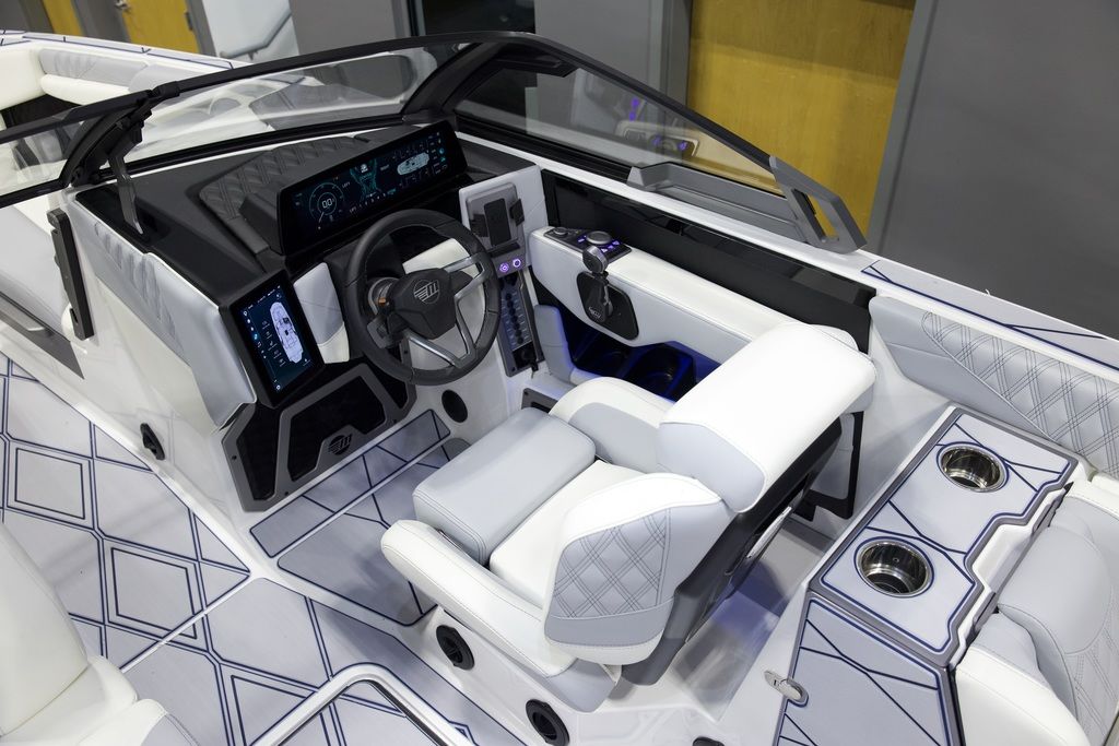 2025 Malibu Boats M242