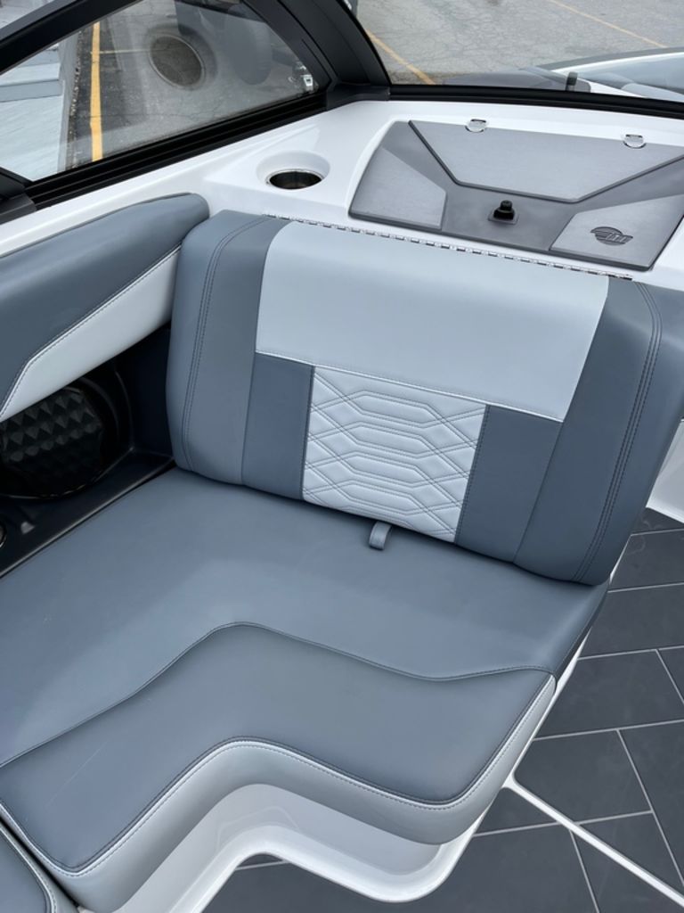 2023 Malibu Boats 25 LSV