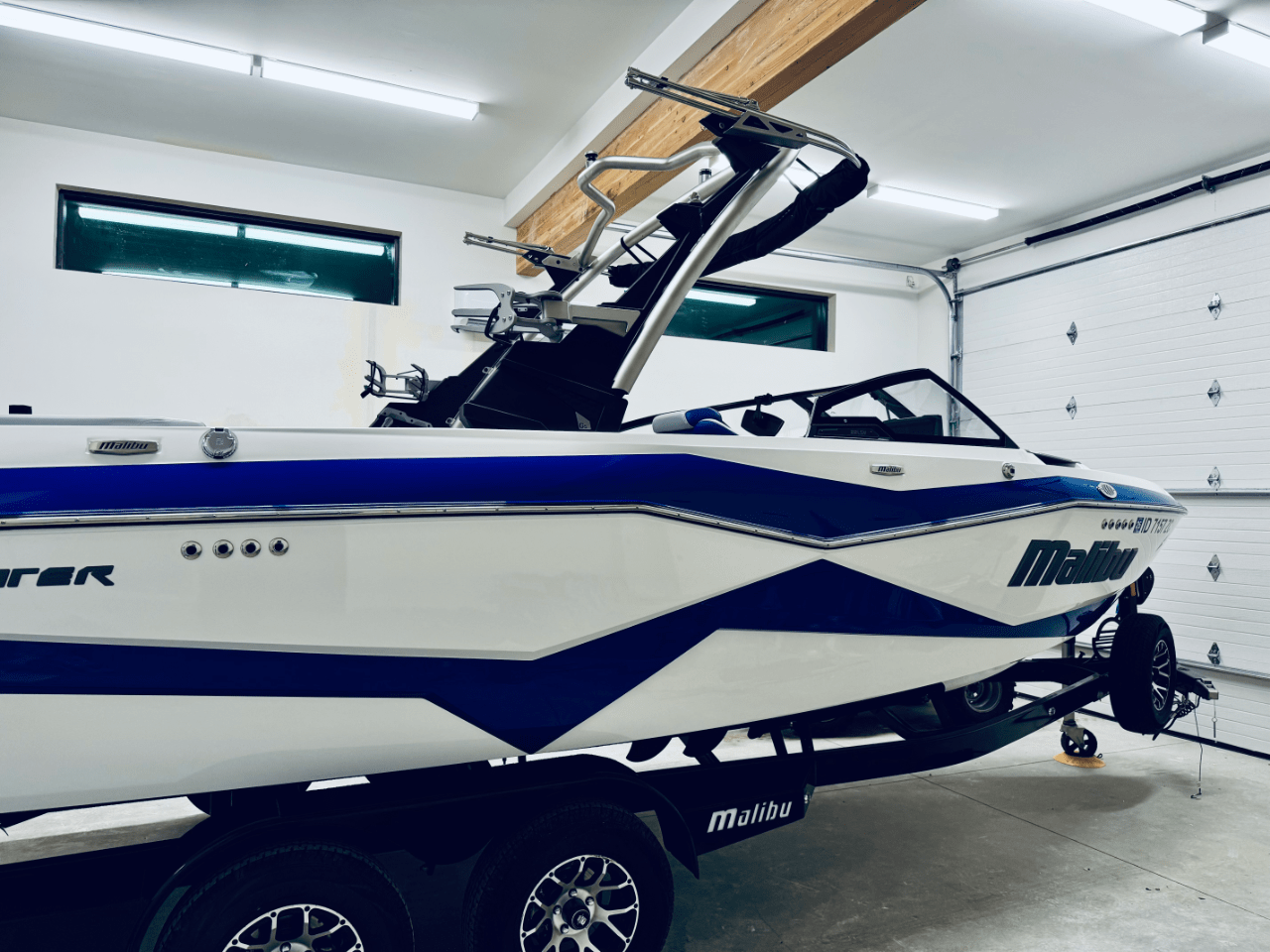 2023 Malibu 22 LSV Icon