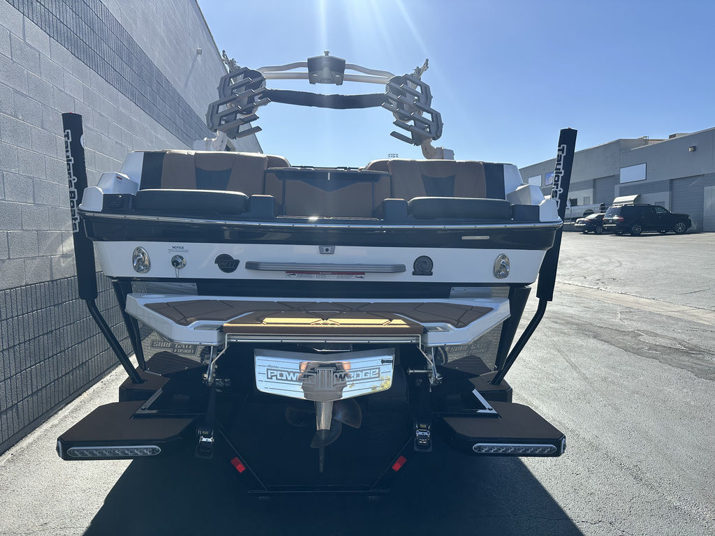 2025 Malibu Boats M242