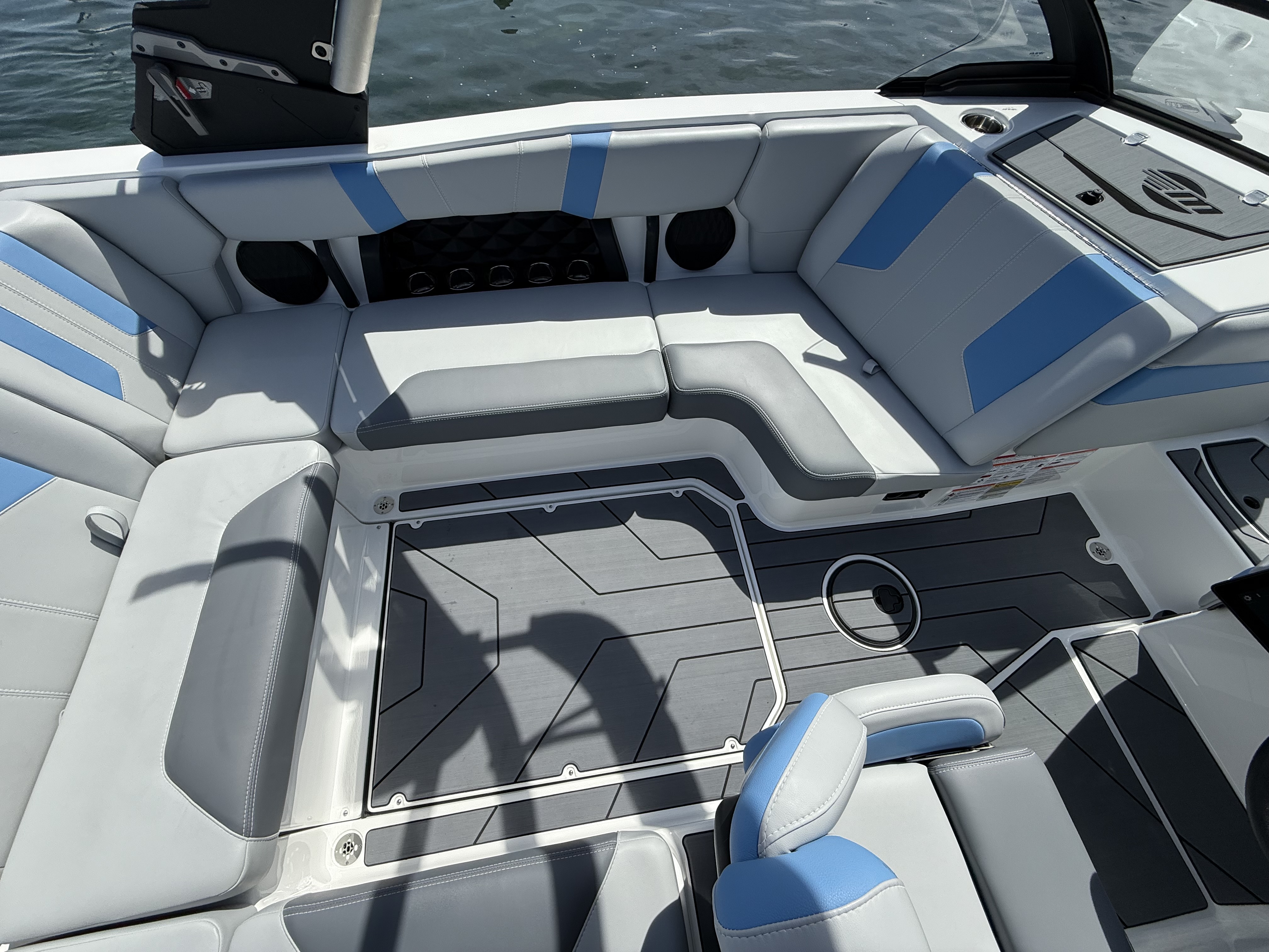 2025 Malibu 21 LX