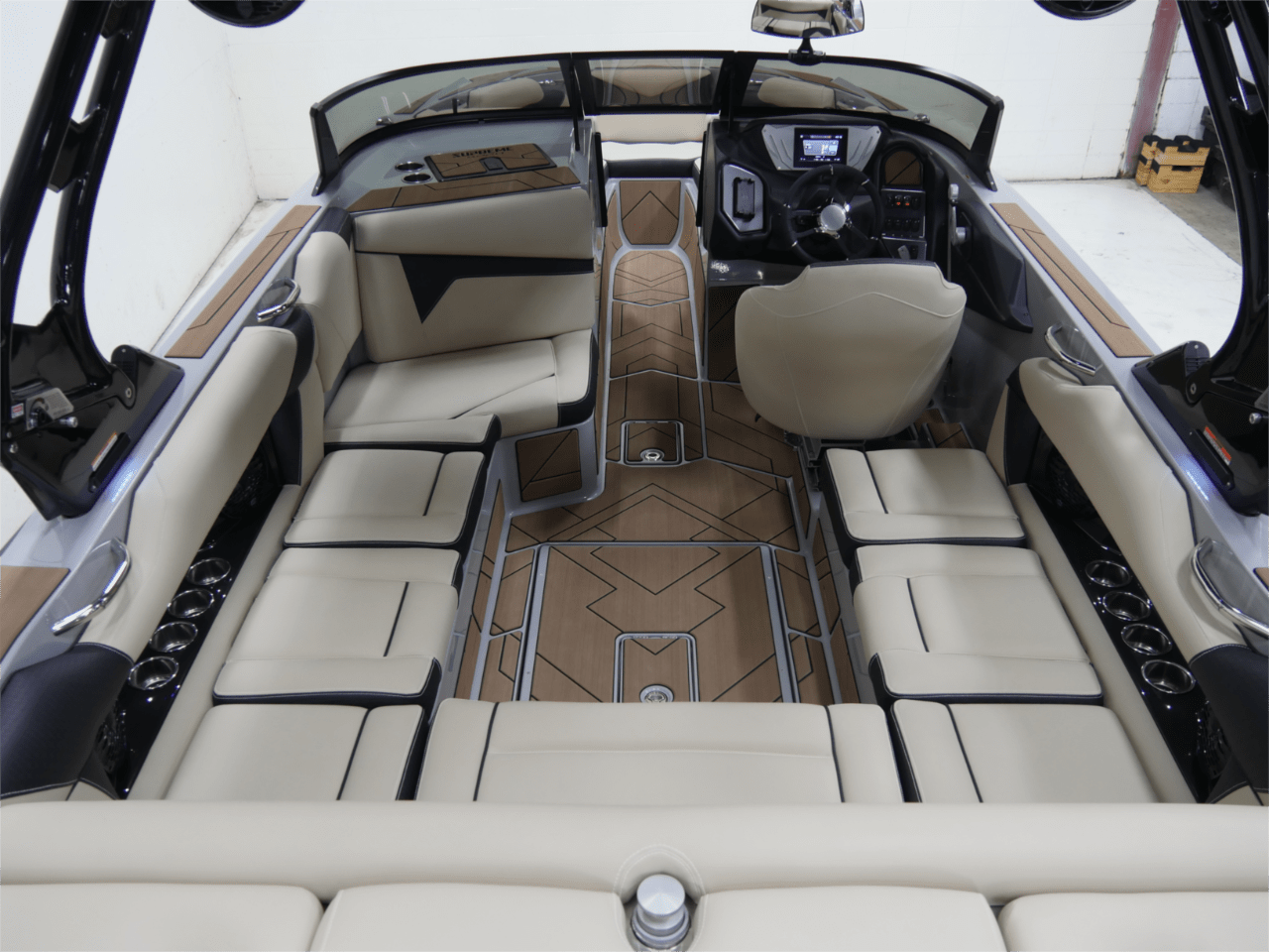 2025 Supreme S220 – Onyx Black