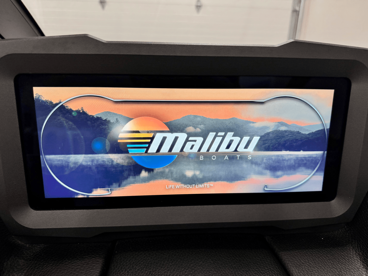 2023 Malibu 22 LSV Icon