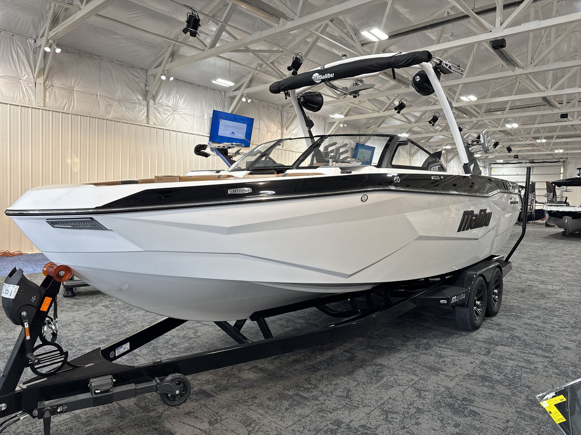 2025 Malibu 25 LSV