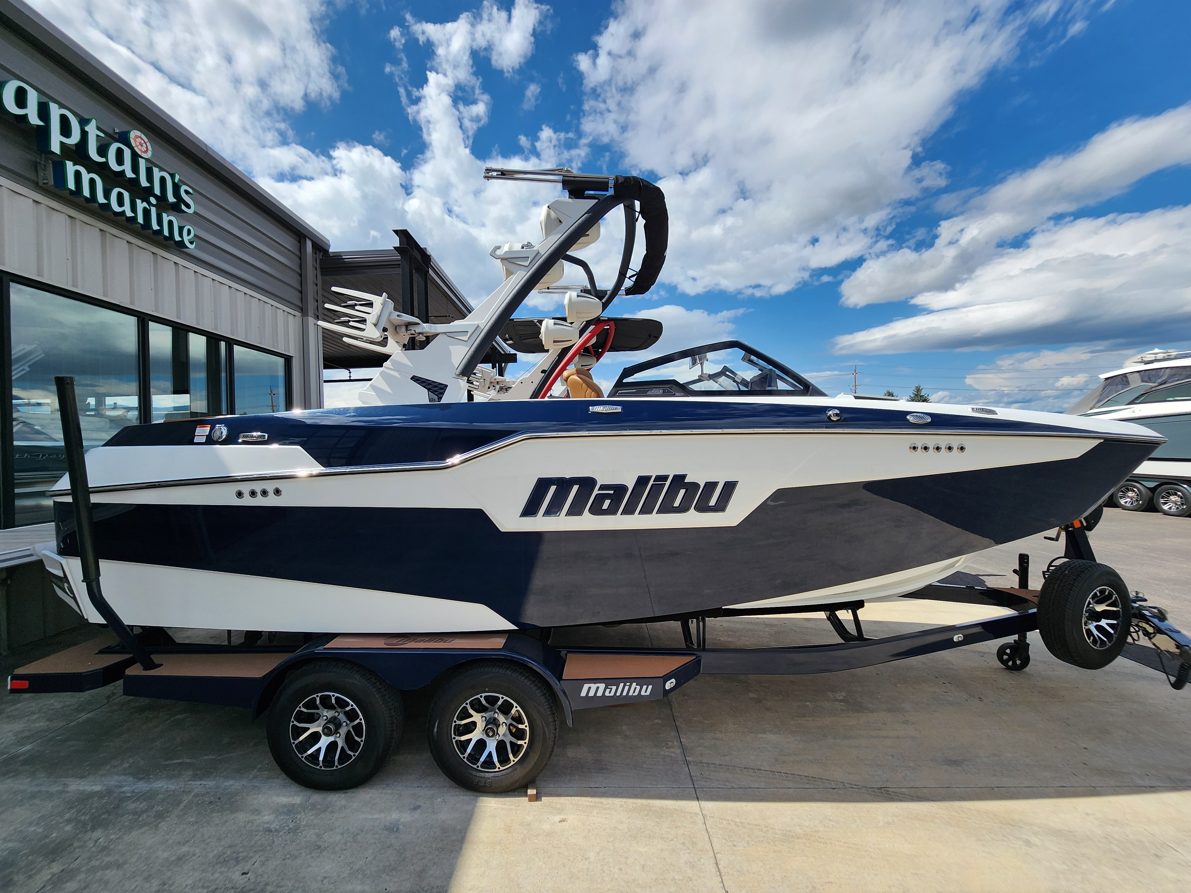 2022 Malibu M220 Icon