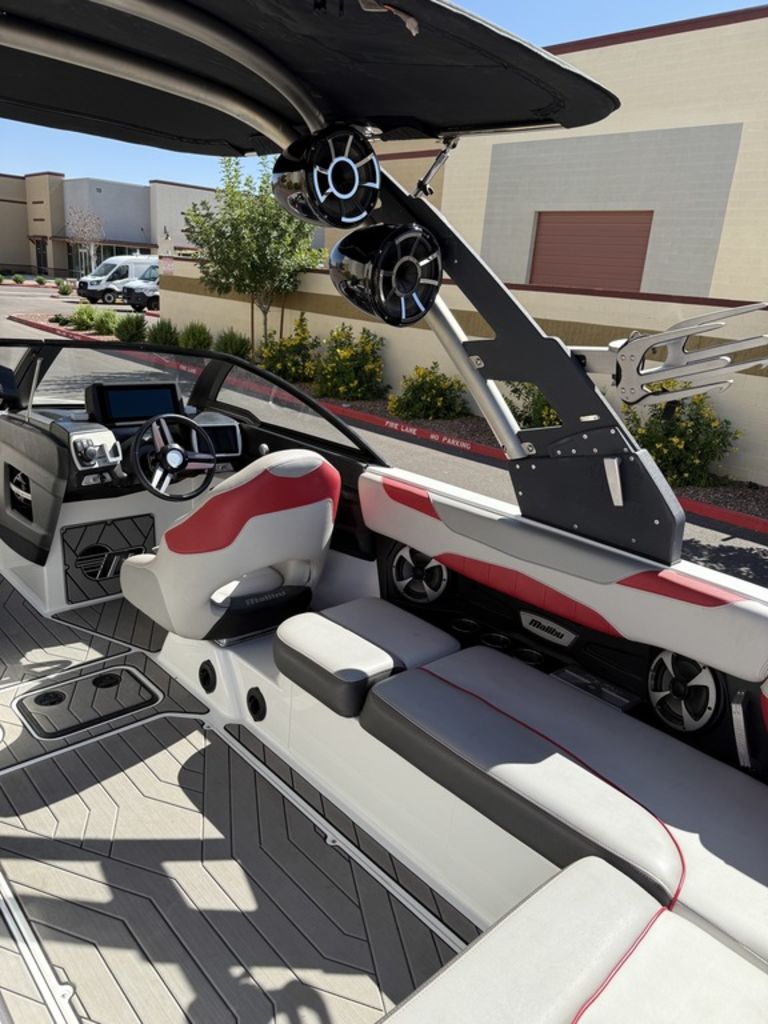 2018 Malibu Boats 23 LSV