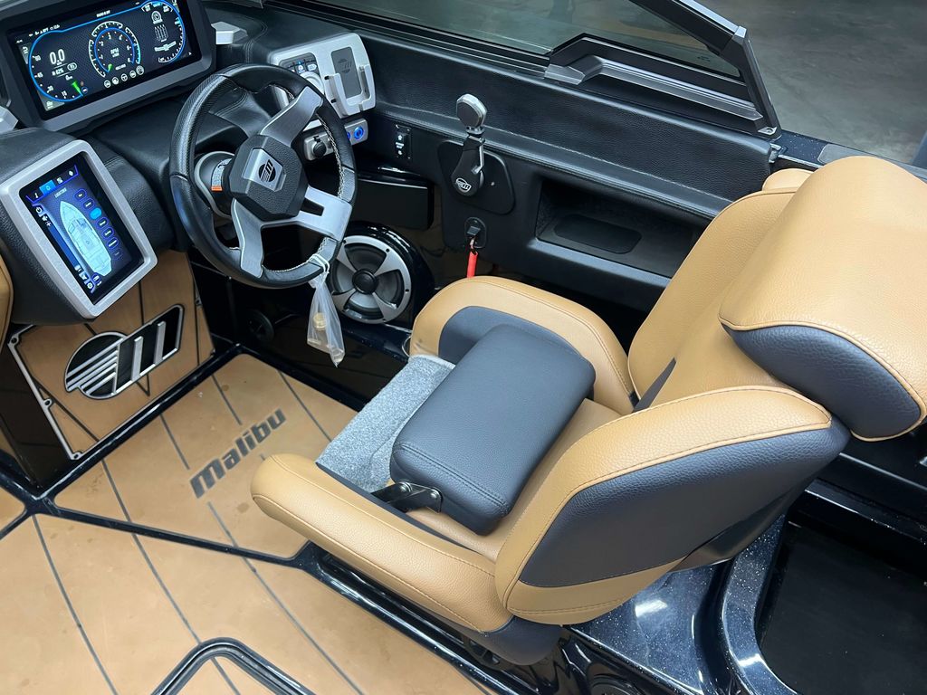 2021 Malibu Boats LSV