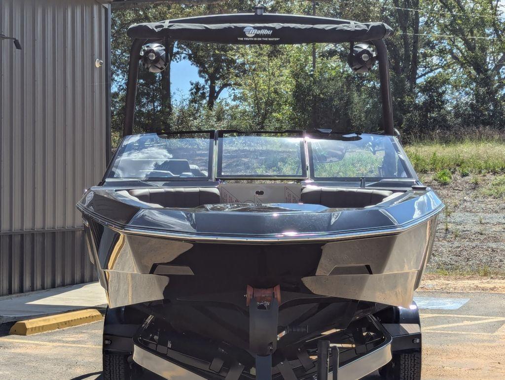 2025 Malibu 21 LX