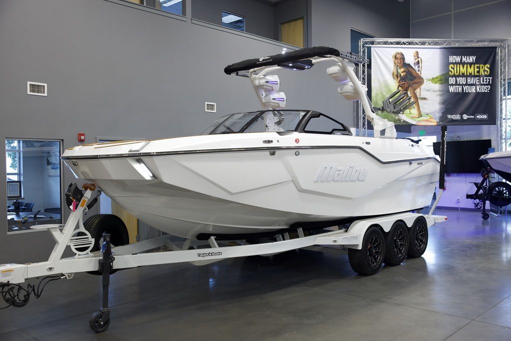 2025 Malibu Boats M242
