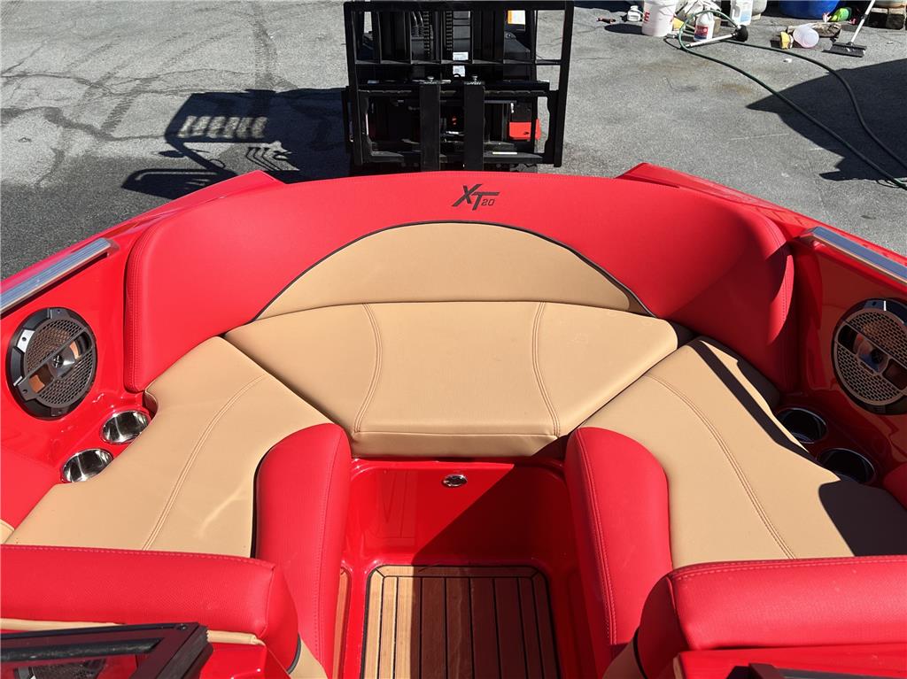 2022 MasterCraft XT20 - Immaculate