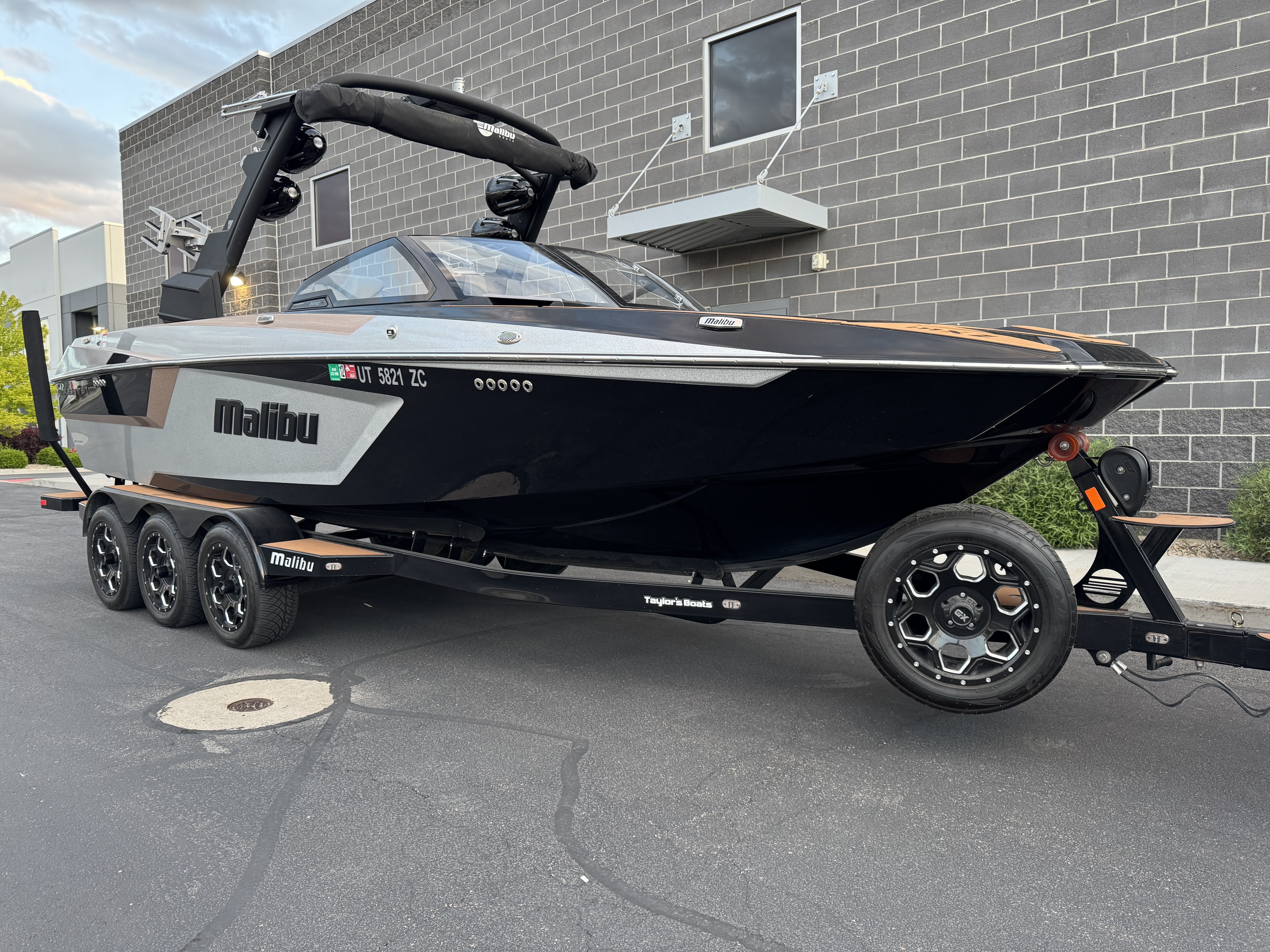 2021 Malibu 24 MXZ - Low hours/Loaded