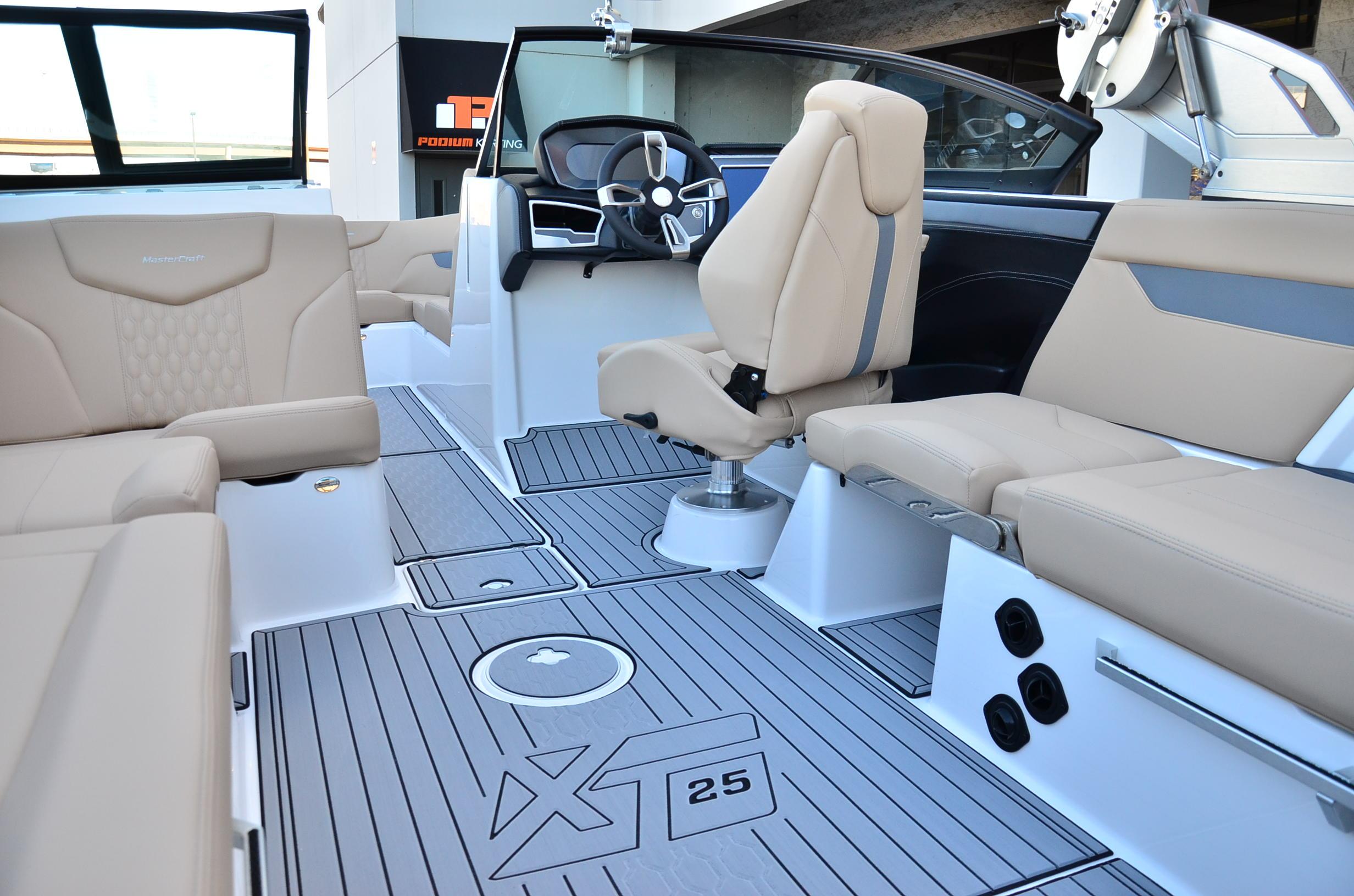 2024 MasterCraft XT25 – Loaded! Model Year End Clearance!