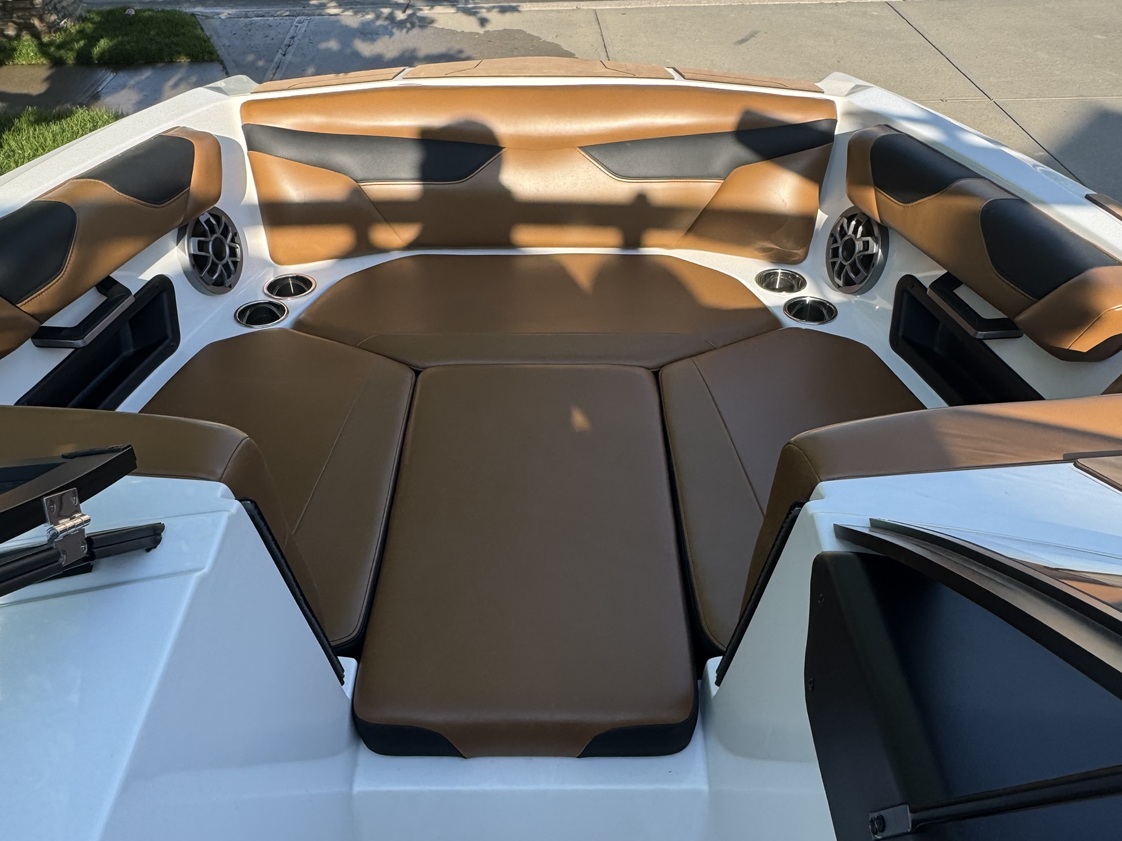 Super Clean Loaded Wakesurf/board boat