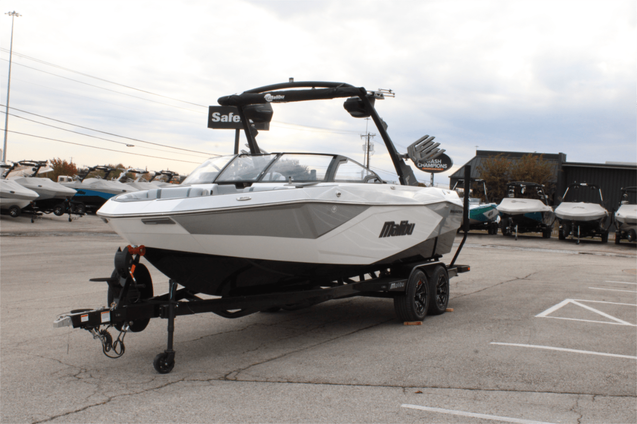 2025 Malibu 23 LSV