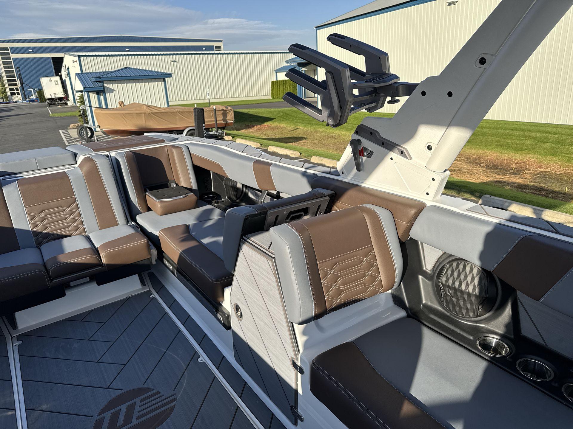 2025 Malibu 26 LSV