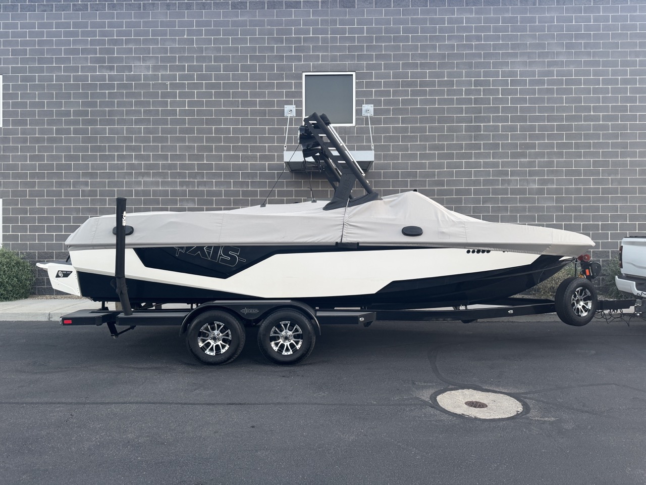 2019 Axis T23 Low Hours comes with all Gear
