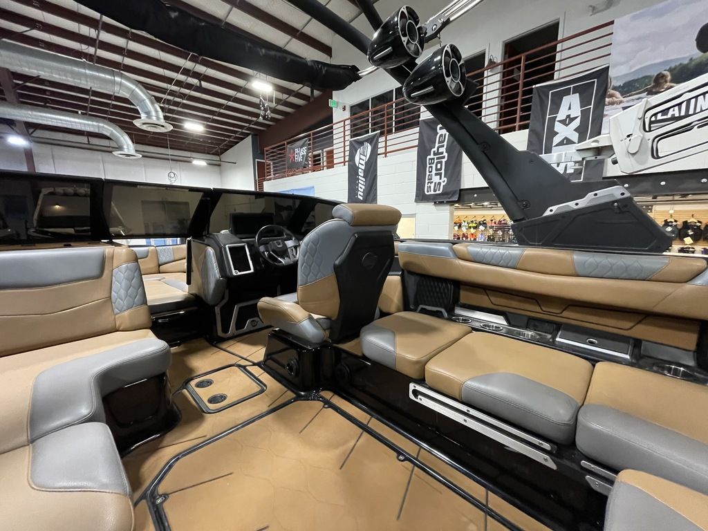 2021 Malibu Boats M220