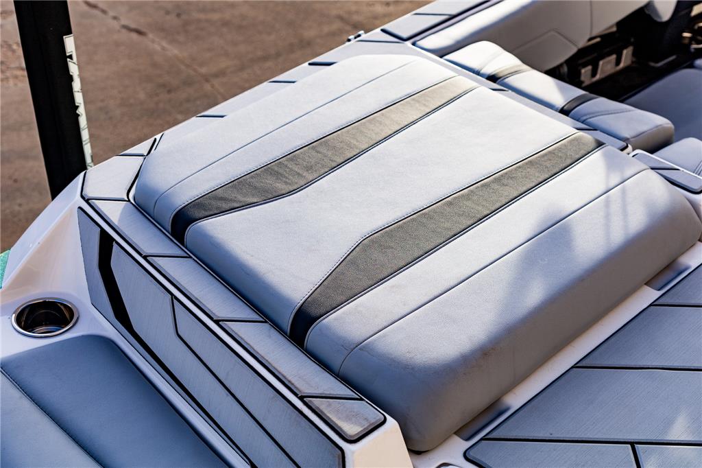 2024 Malibu 22 LSV Icon