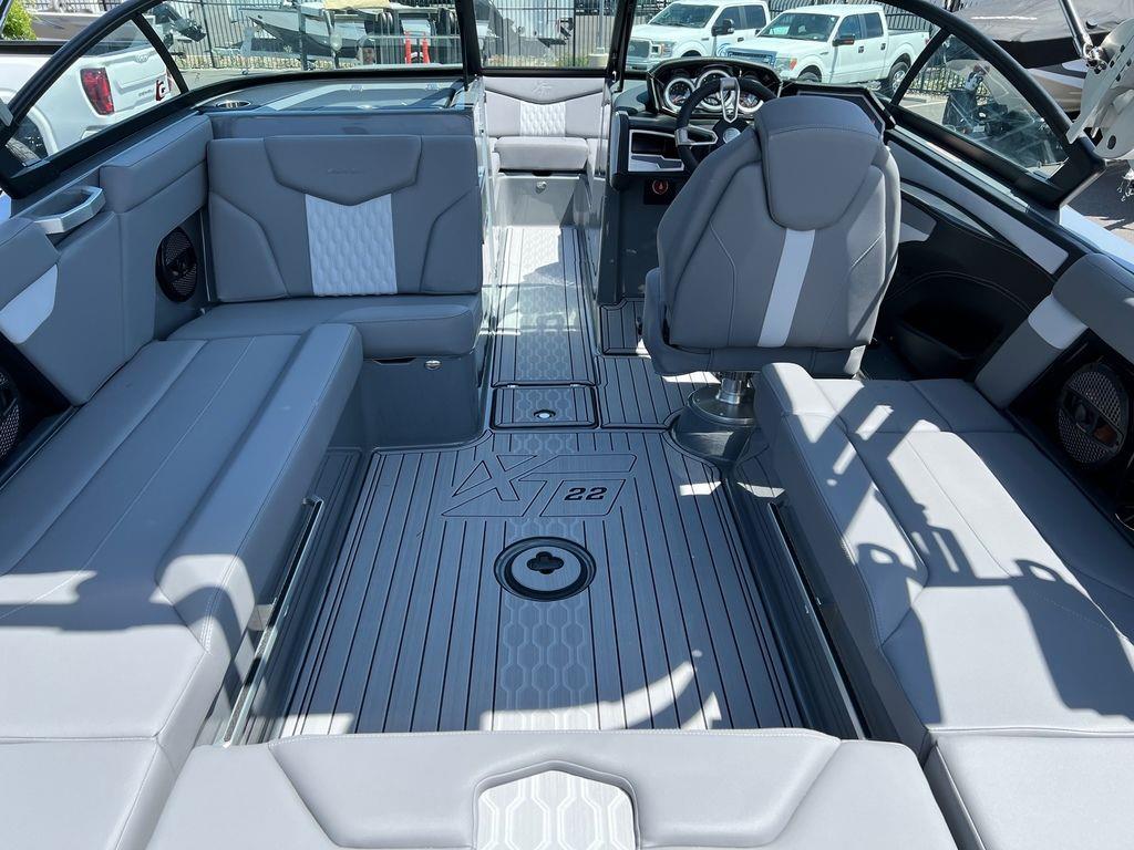 2023 MasterCraft XT22