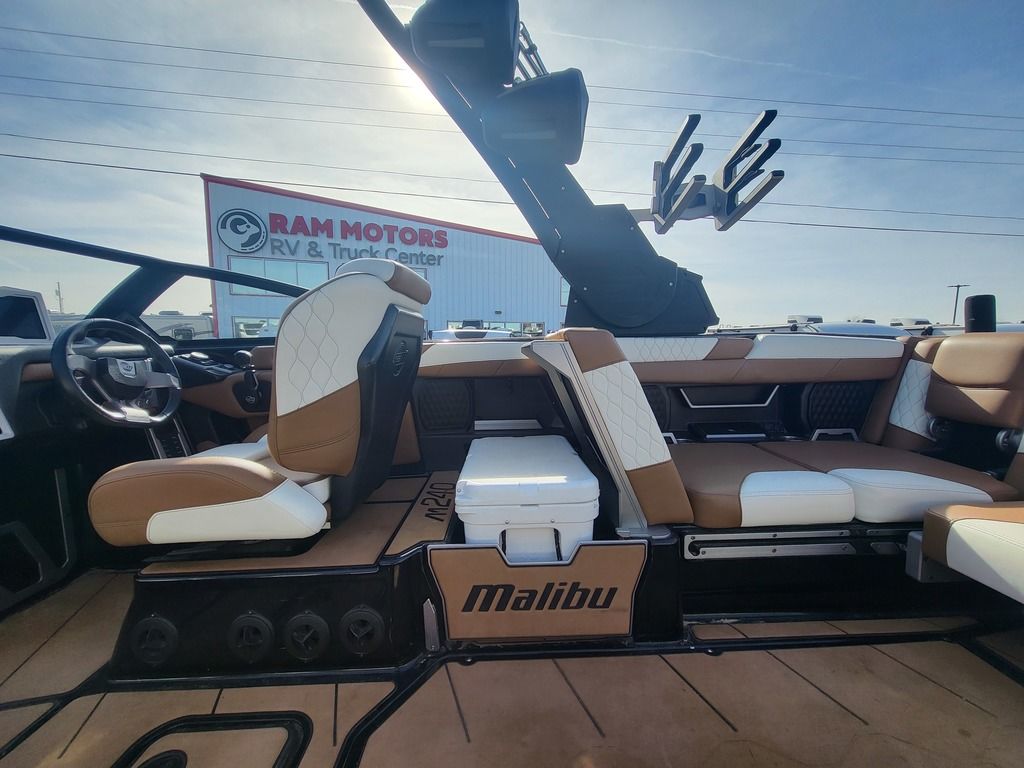 2022 Malibu Boats M240