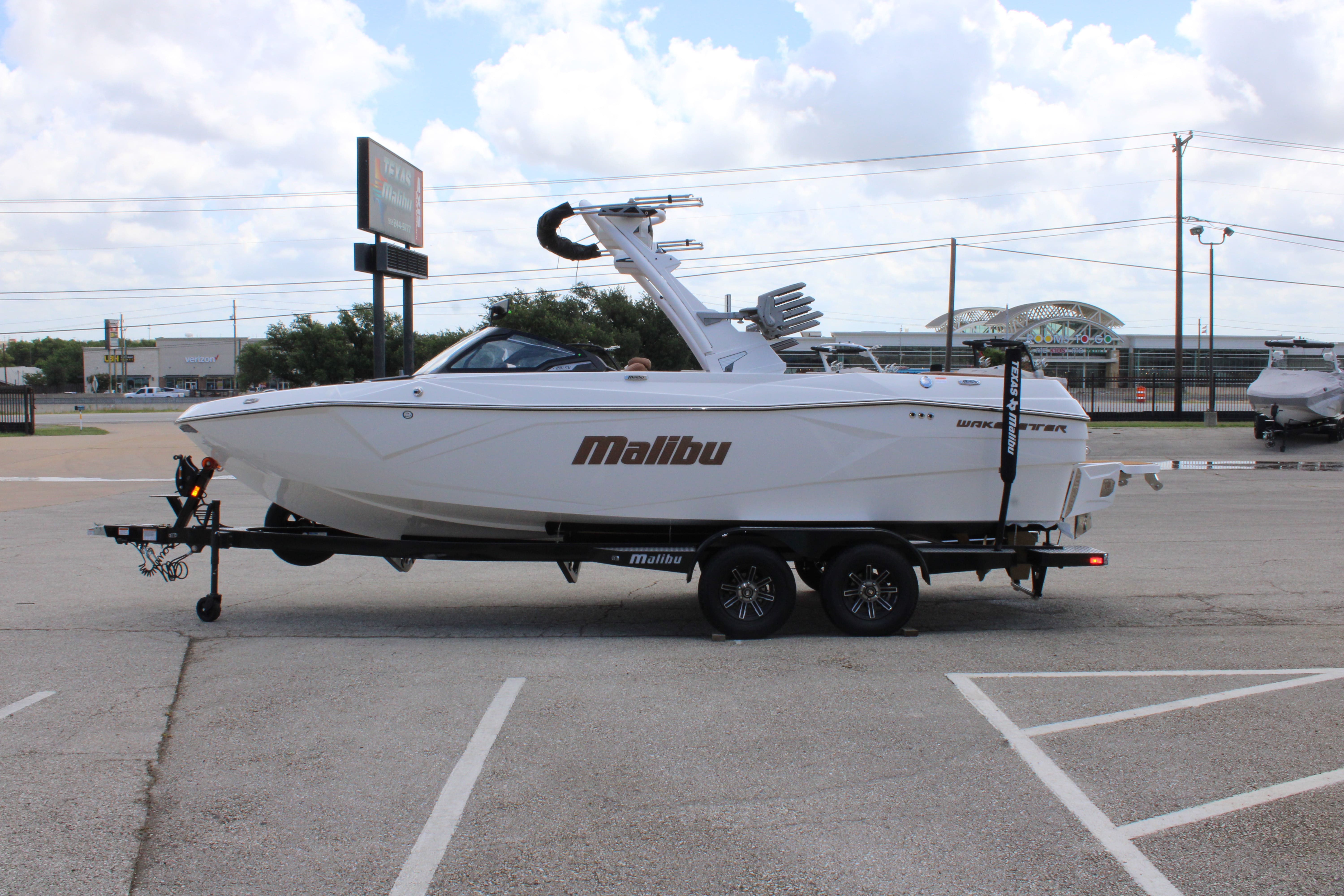 2025 Malibu 23 LSV