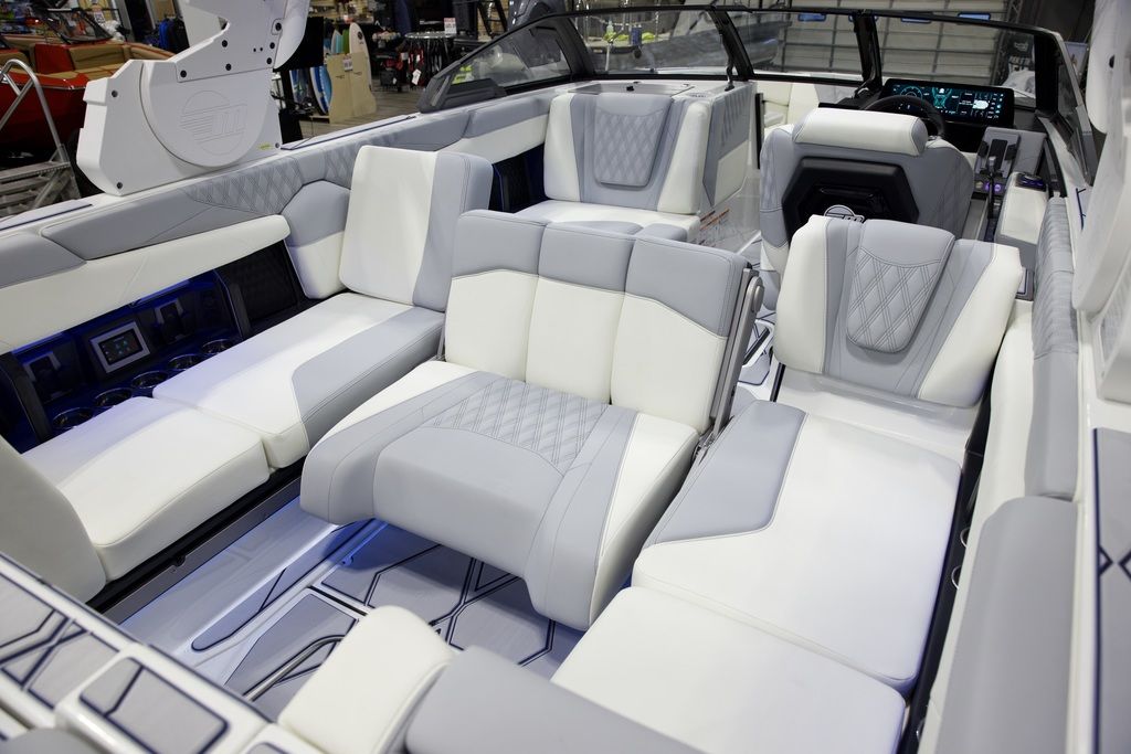 2025 Malibu Boats M242