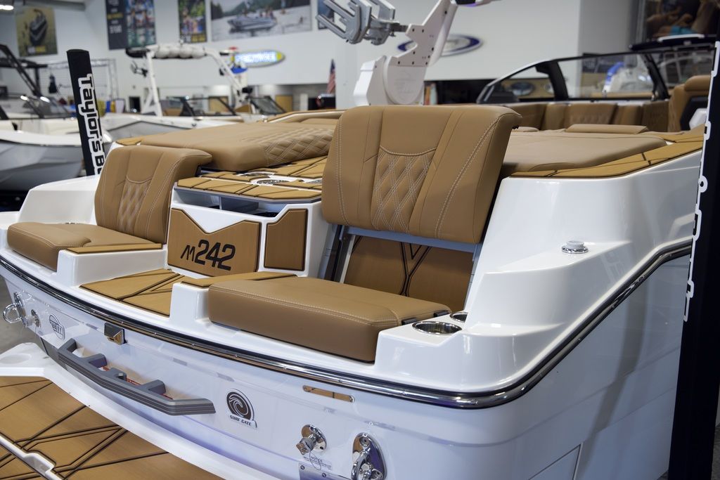 2025 Malibu Boats M242