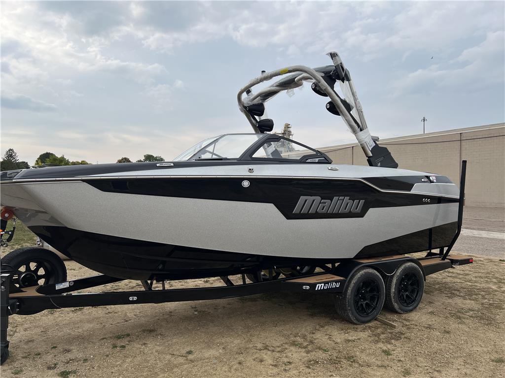 NEW 2024 MALIBU M220 WAKESETTER w/ M6DI and TRAILER