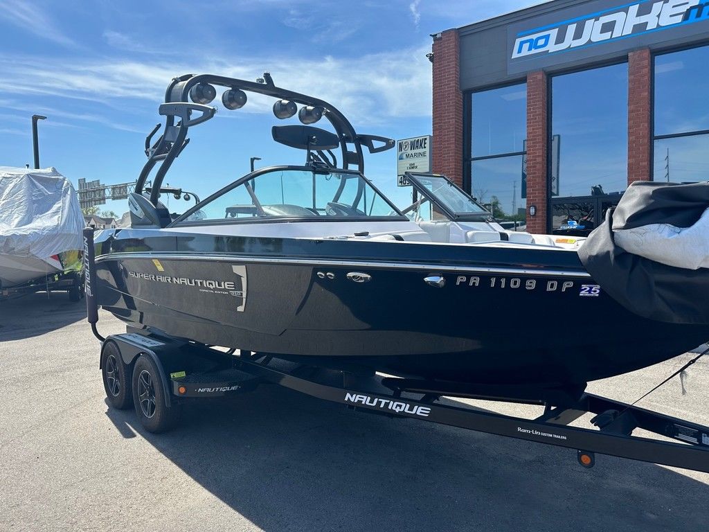 2015 Nautique 210