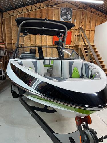 2017 Malibu Wakesetter 21 VLX – Low hours