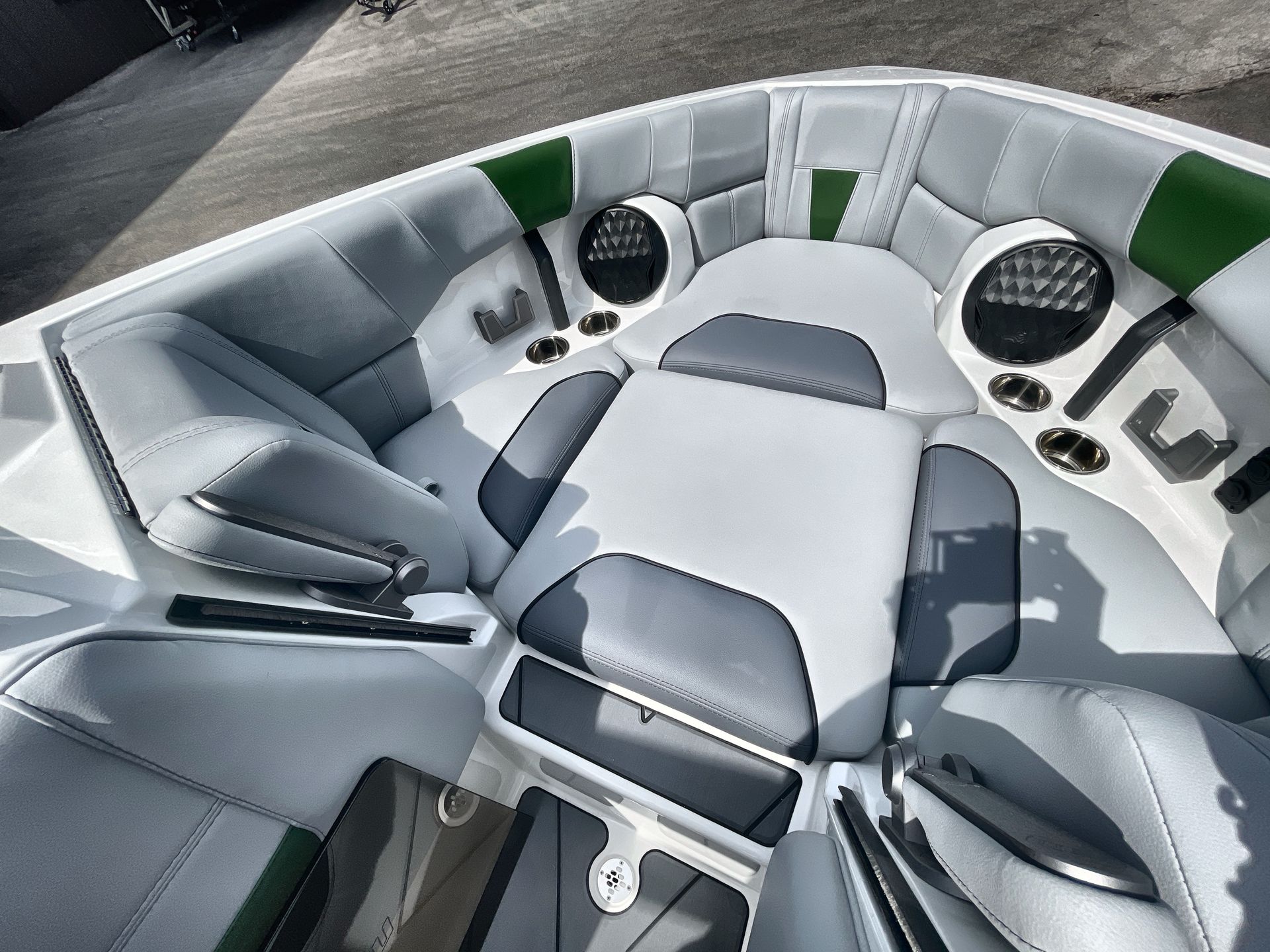 2023 Malibu 23 LSV