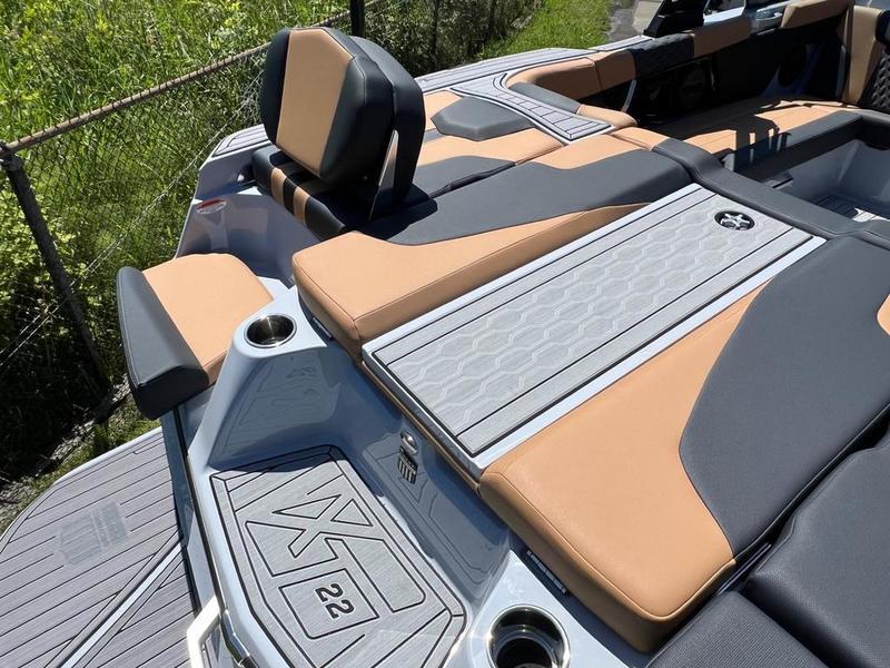 New 2024 MasterCraft XT22