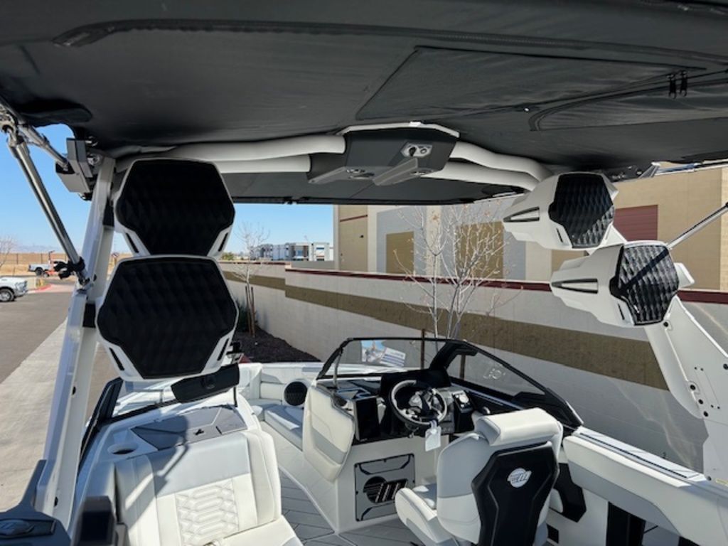 2025 Malibu Boats 26 LSV