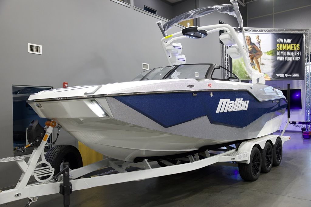 2025 Malibu Boats M242