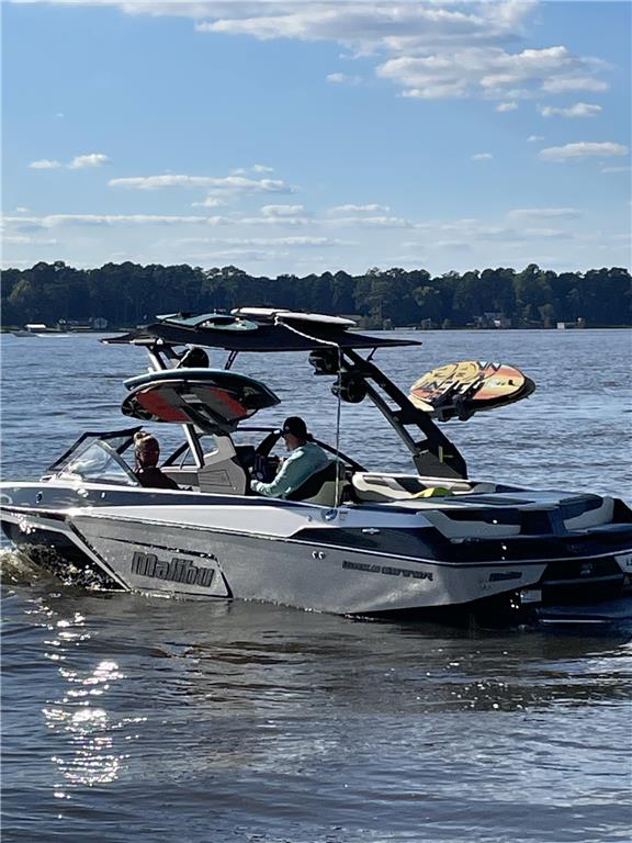 2018 Malibu 23LSV Icon