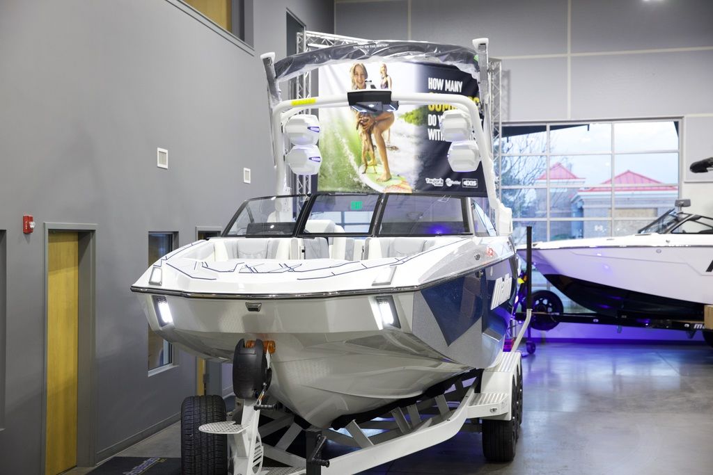 2025 Malibu Boats M242
