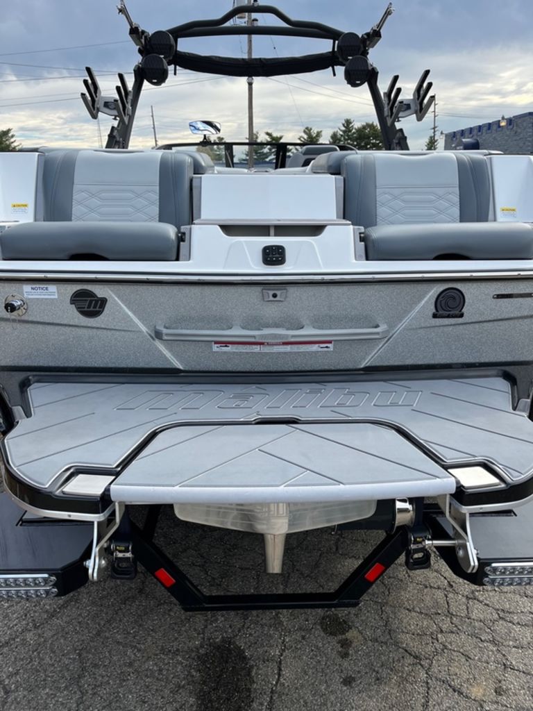2023 Malibu Boats 25 LSV