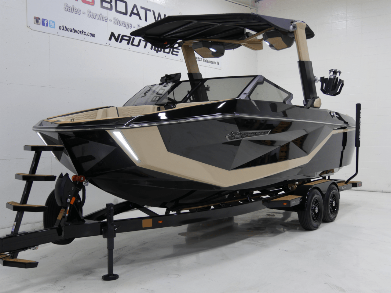 2025 Nautique G23 – Jet Black/Sahara Sand