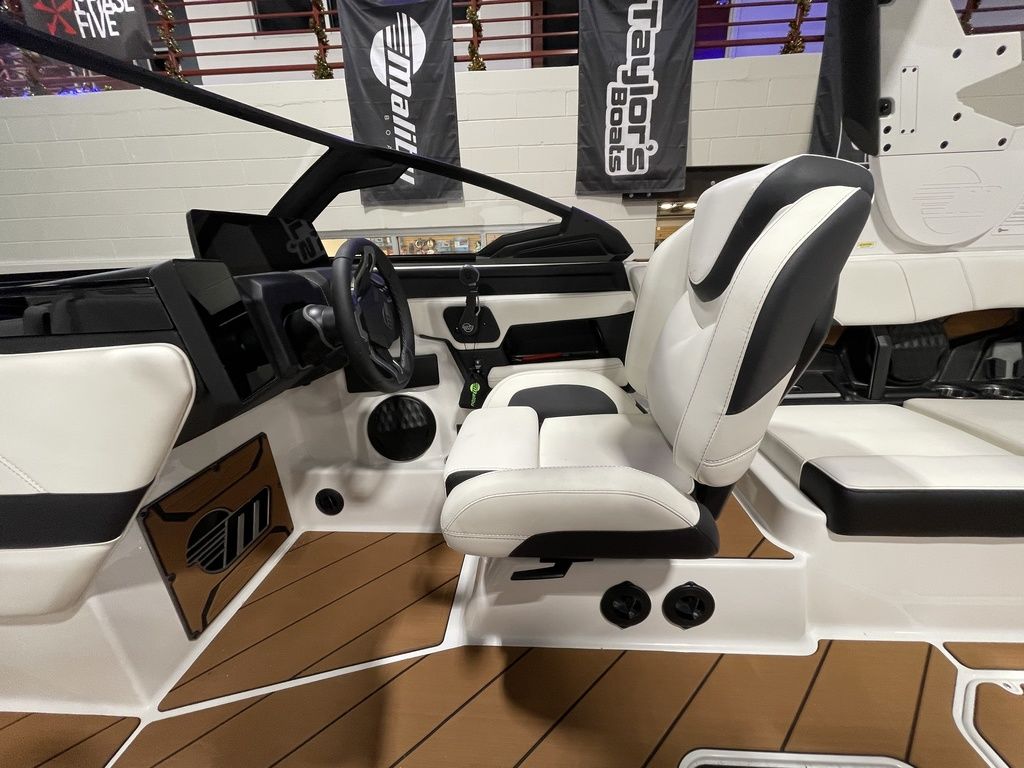 2025 Malibu Boats 26 LSV