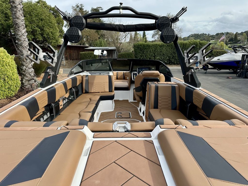 2022 Malibu Boats 25 LSV