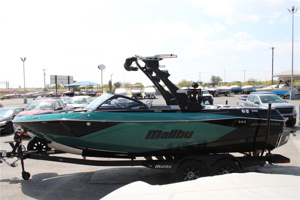 2024 Malibu 23 LSV