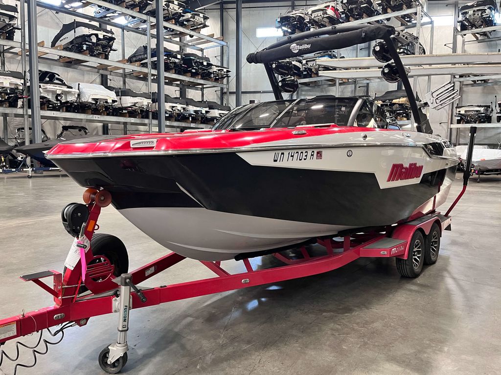 2021 Malibu Boats M220