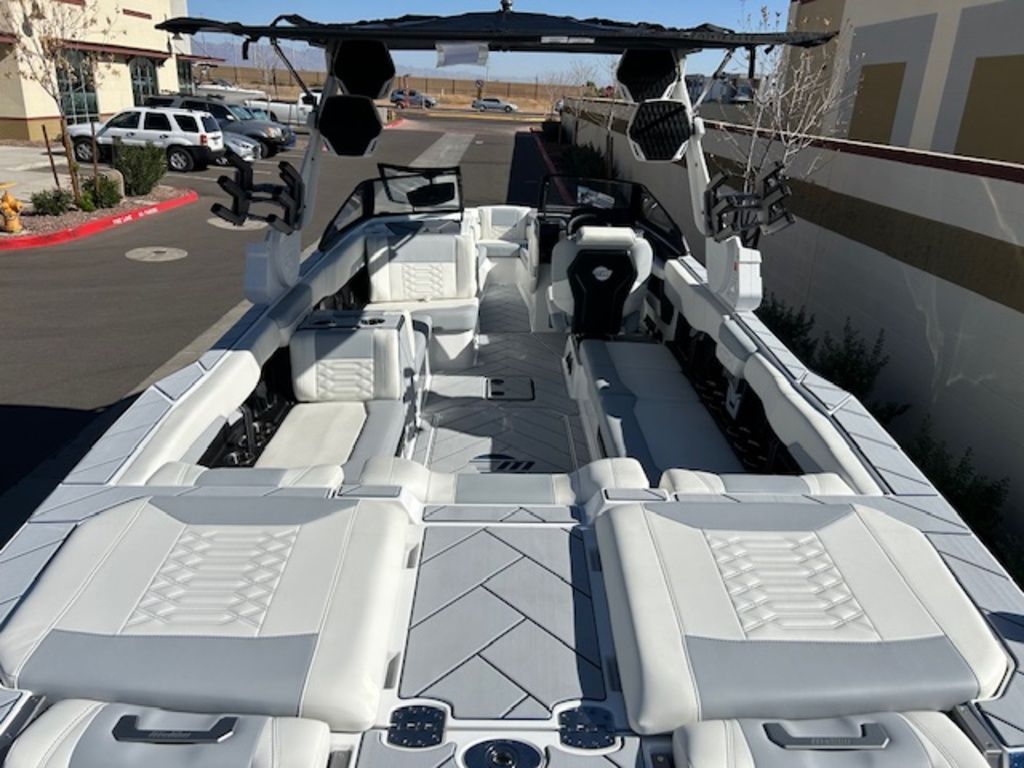 2025 Malibu Boats 26 LSV