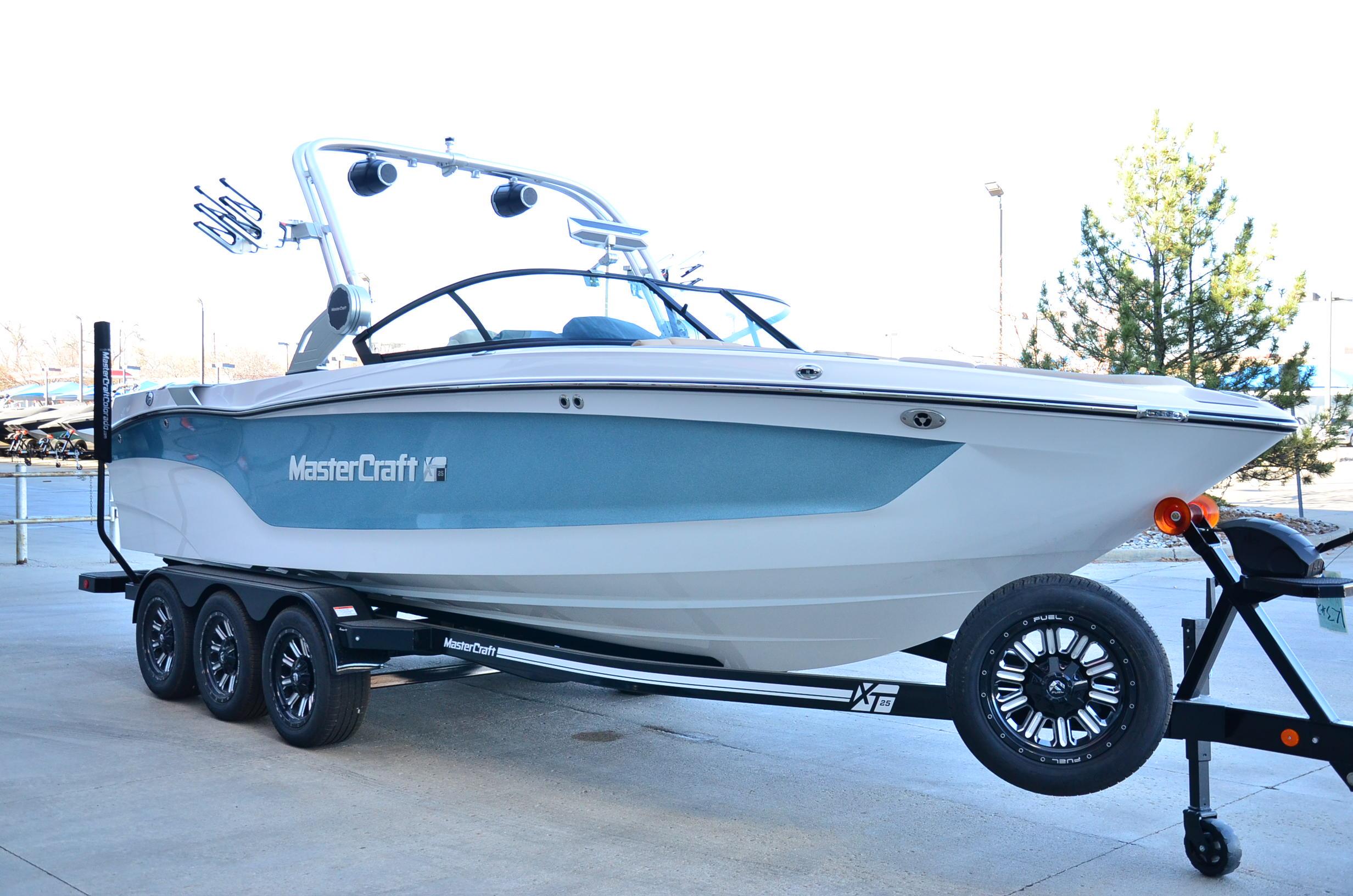 2024 MasterCraft XT25 – Loaded! Model Year End Clearance!